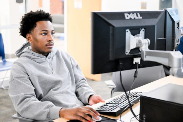 Student looking at a computer in the Bloomberg Lab at UTC