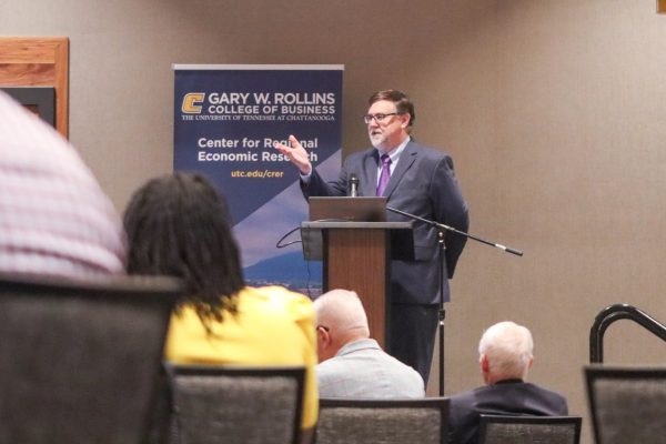 The CRER's Howard Wall speaks to a group of local leaders.