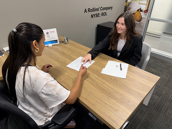 Let’s make a deal: UTC business students simulate sales meetings | UTC News