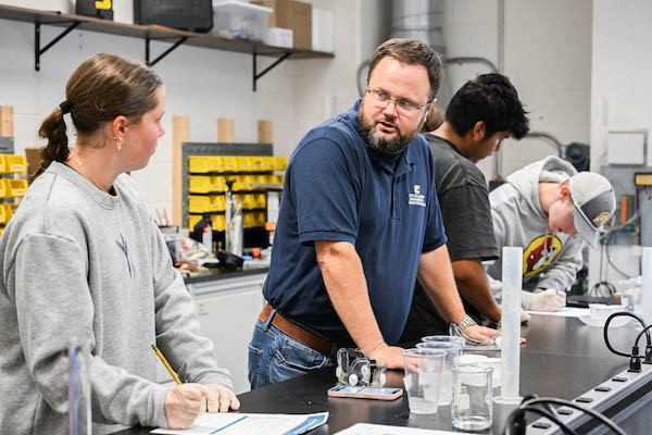 UTC Professor Assists First-Year Chemical Engineering Students in Career Exploration UTC Professor Assists First-Year Chemical Engineering Students in Career Exploration
