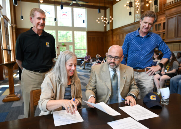 Honors College Dean Linda Frost and Steve Wilson, Director of Innovation and Special Projects for the city of Chattanooga, sign the innovation partnership.