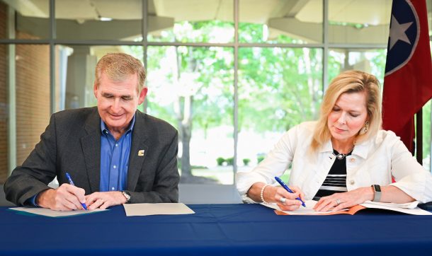 Chancellor Angle and Chattanooga State Community College President Rebecca Ashford sign the associate to bachelor’s environmental science transfer agreement.