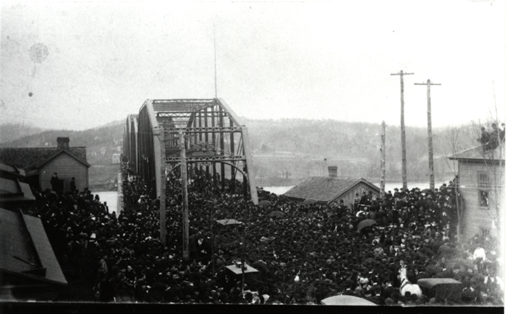 CHC-1989-027-003-b. Photograph of the opening of the Walnut Street Bridge in 1891, from which Ed Johnson was lynched 15 years later. Courtesy of the Chattanooga Public Library and University of Tennessee at Chattanooga Special Collections.