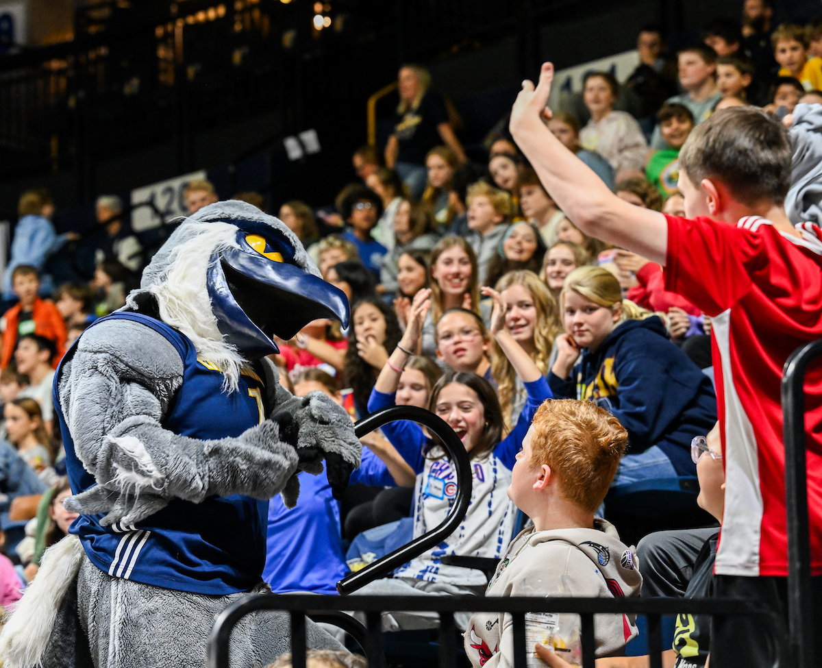 Scrappy se reúne con alumnos de primaria y secundaria en las gradas del Mackenzie Arena